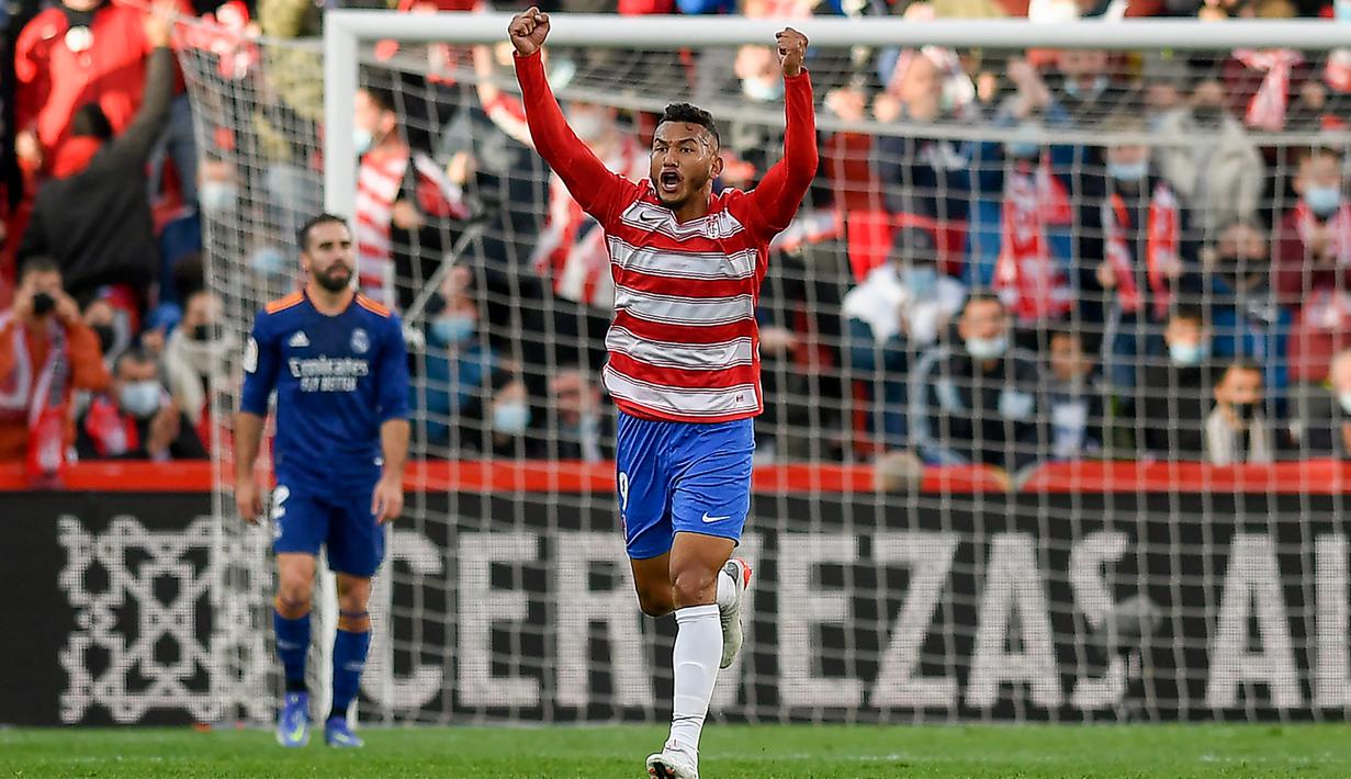 Luis Javier Suarez. Striker Kolombia berusia 24 tahun yang baru saja meninggalkan Granada usai terdegradasi dan memilih bergabung dengan Marseille di bursa transfer musim panas 2022/2023 dengan nilai transfer 10 juta euro ini tercatat memiliki kecepatan berlari mencapai 35,3 km/jam pada musim 2021/2022 lalu. Ia menjadi salah satu pemain yang menonjol di Granada musim lalu dengan kecepatan berlarinya yang mampu merepotkan bek-bek papan atas di Liga Spanyol. Bersama Granada ia total tampil dalam 73 laga di semua ajang dengan torehan 14 gol dan 5 assist. (AFP/Jorge Guerrero)