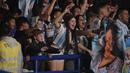 Pendukung Timnas Argentina U-17 melakukan selebrasi ketika salah satu pemain mencetak gol ke gawang Timnas Jepang U-17 dalam pertandingan kedua Grup D Piala Dunia U-17 2023 yang berlangsung di Stadion Si Jalak Harupat, Kabupaten Bandung, Jawa Barat, Selasa (14/11/2023). Timnas Argentina U-17 berhasil mengalahkan Jepang U-17 dengan skor 3-1. (Bola.com/Ikhwan Yanuar)