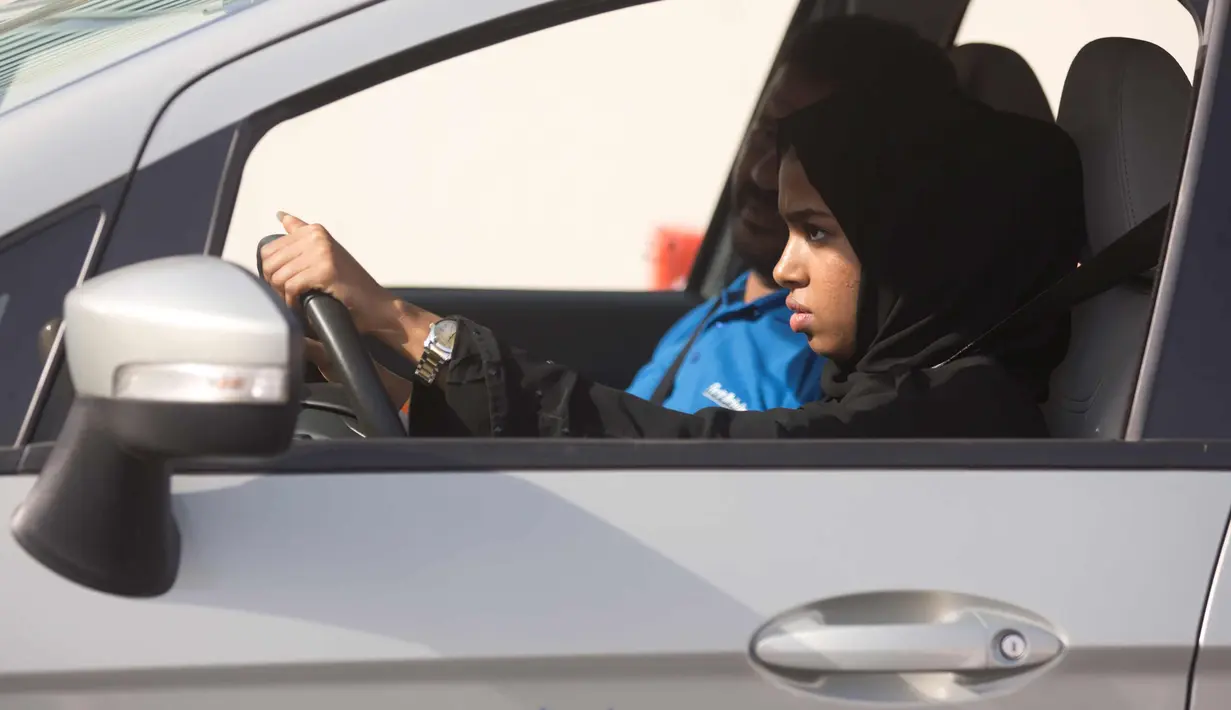 <p>Seorang siswa saat mengikuti kursus mengemudi di kampus Effat University, di Jeddah, Arab Saudi, (6/3). Keputusan kerajaan Arab Saudi tersebut menaikkan salah satu bentuk diskriminasi terhadap wanita di Arab Saudi. (AP Photo/Amr Nabil)</p>