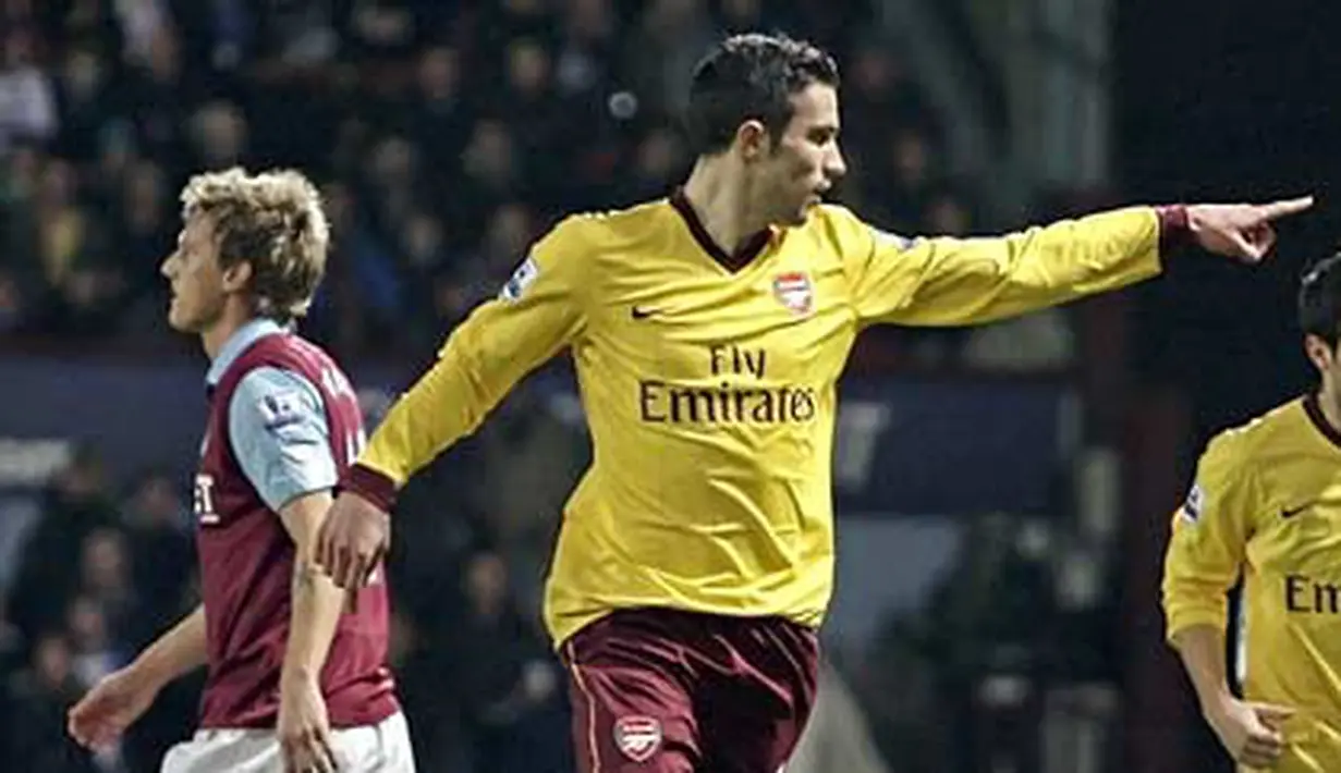 Striker Arsenal Robin van Persie sesudah mencetak gol dalam partai Liga Premier melawan West Ham di Upton Park pada 15 Januari 2011. AFP PHOTO/IAN KINGTON