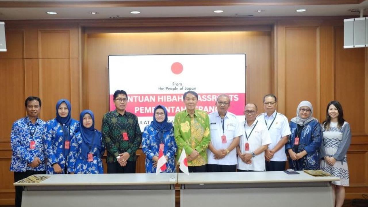 Konjen Jepang Salurkan Bantuan Mobil Donor Darah Senilai Rp695 Juta untuk PMI Pacitan