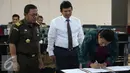 Ketua Bawaslu Muhammad (kanan) menandatangani nota kesepahaman (MoU) bersama Bareskrim Polri dan Kejaksaan Agung di Jakarta, Senin (21/11). MoU ini terkait penindakan pelanggaran pidana dalam Pilkada serentak 2017 mendatang. (Liputan6.com/JohanTallo) 