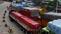 Cuaca Buruk, Ratusan Truk di Tanjung Emas Terlantar
