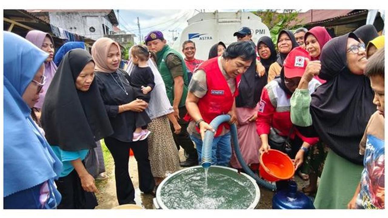 6 Potret Komeng Jadi Relawan di Padang, Hibur Korban Banjir dengan Canda Khasnya