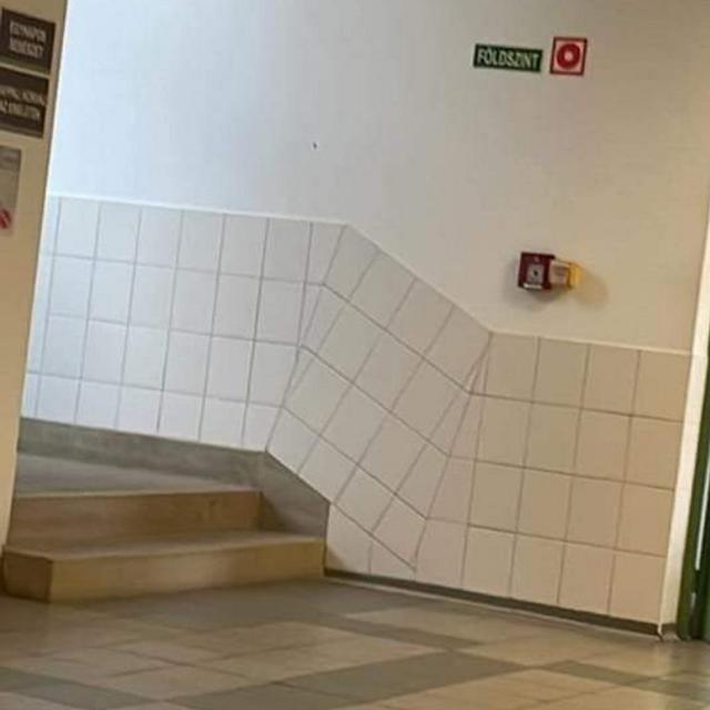 6 Potret Salah Pasang di Tempat Umum Ini Bikin Geleng Kepala