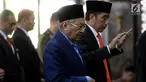 Presiden Joko Widodo (Jokowi) dan Perdana Menteri (PM) Malaysia Mahathir Mohamad melakukan salat Jumat bersama di Masjid Jami' Baitussalam, Istana Bogor, Jawa Barat, Jumat (29/6). (Liputan6.com/Pool/Wihdan)