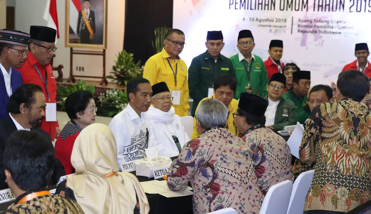 Pasangan Capres-cawapres, Joko Widodo dan Ma'ruf Amin melakukan pendaftaran di Gedung KPU, Jakarta, Jumat (10/8). Jokowi-Ma'ruf menjadi pasangan pertama yang mendaftarkan diri sebagai capres-cawapres pada Pilpres 2019. (Liputan6.com/Helmi Fithriansyah)