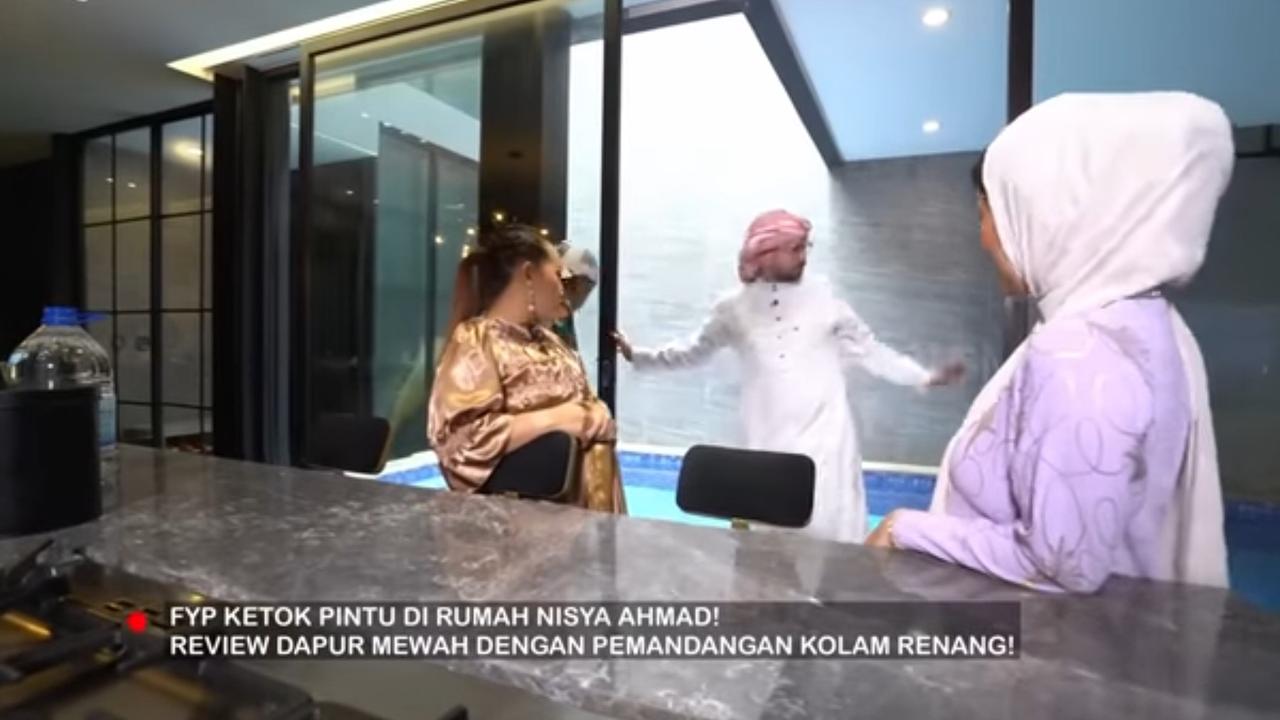 5 Potret Mewah Dapur Nisya Ahmad, Konsep Open Space di Samping Kolam Renang - Elegan dengan Sentuhan Warna Emas