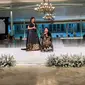 Pergelaran seni Persembahan Dari Solo mempertemukan Anggun dengan diva musik keroncong Waldjinah yang kini pakai kursi roda. Sebuah momen langka. (Foto: Dok. Instagram @kikyhapsarii)