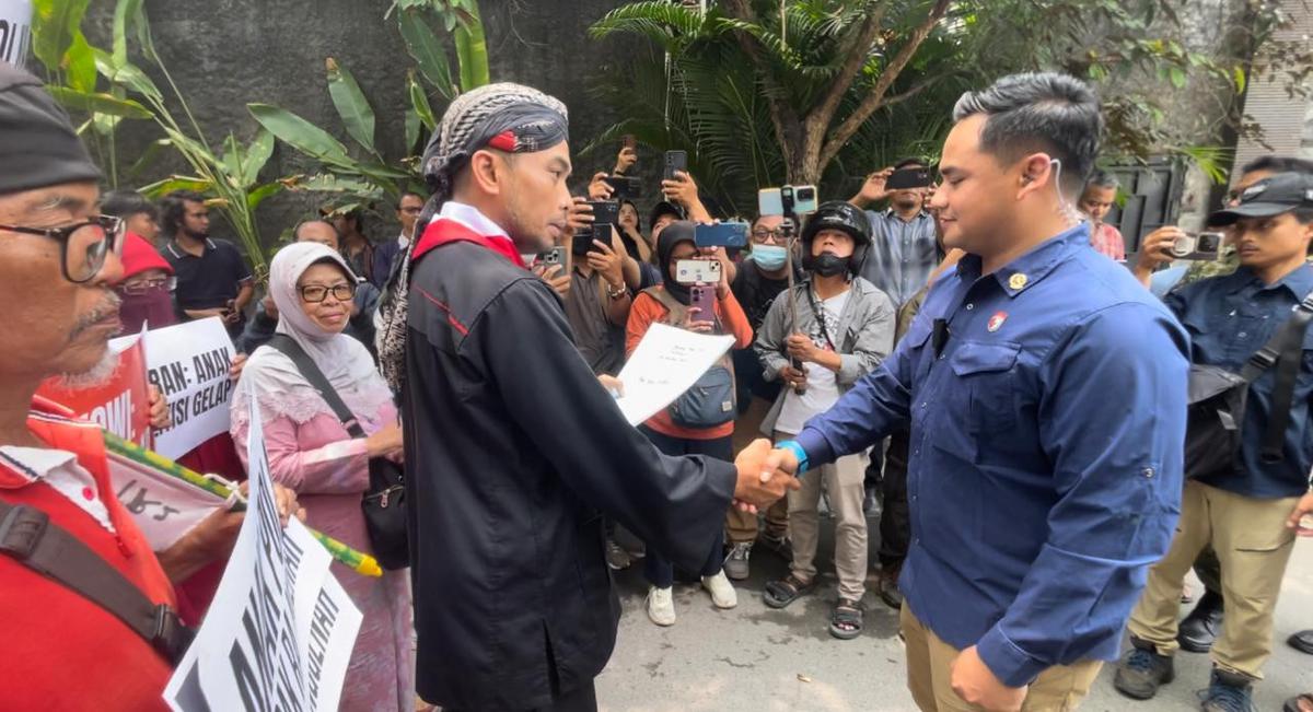 Massa pejuang merah putih datangi rumah jokowi. (merdeka.com/arie sunaryo).