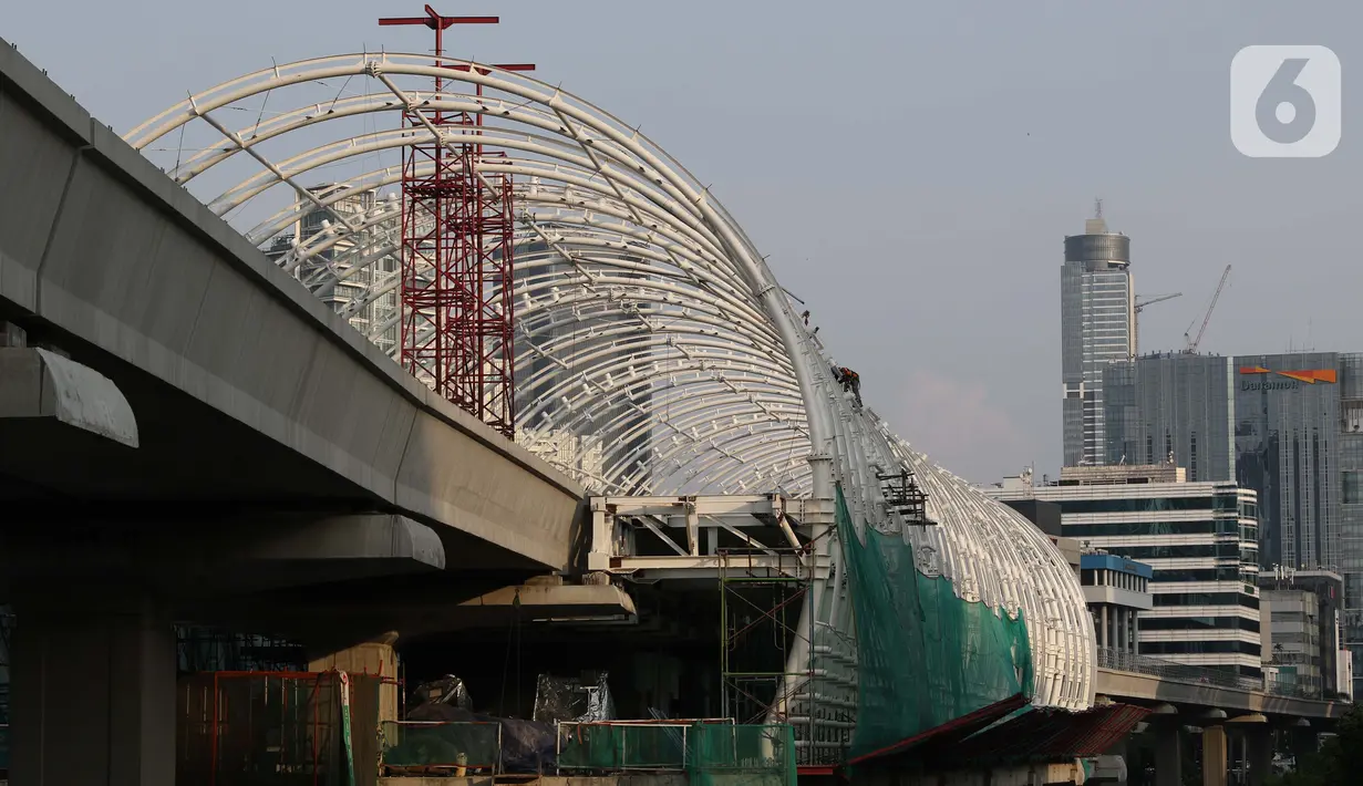Aktivitas pengerjaan proyek pembangunan Light Rail Transit (LRT), di Jalan Rasuna Said, Jakarta, Kamis (14/5/2020). Proyek dengan nilai kontrak Rp21,77 triliun yang masuk Proyek Strategis Nasional (PSN) terus kerjakan menyesuaikan target penyelesaian 30 Juni 2021. (Liputan6.com/Helmi Fithriansyah)