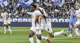 Pemain Venezia, John Yeboah (tengah kiri) melakukan selebrasi bersama Jay Idzes (tengah kanan) setelah mencetak gol ke gawang Empoli dalam laga lanjutan Liga Italia 2024/2025 di Carlo Castellani Stadium, Empoli, Italia, Minggu (20/04/2025) waktu setempat. (AP Photo/LaPresse)