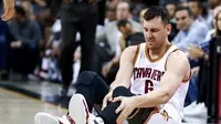 Pemain Cleveland Cavaliers, Andrew Bogut, yang mengalami patah kaki dipastikan absen hingga akhir musim NBA 2016-2017. (Twitter/Bleacher Report)