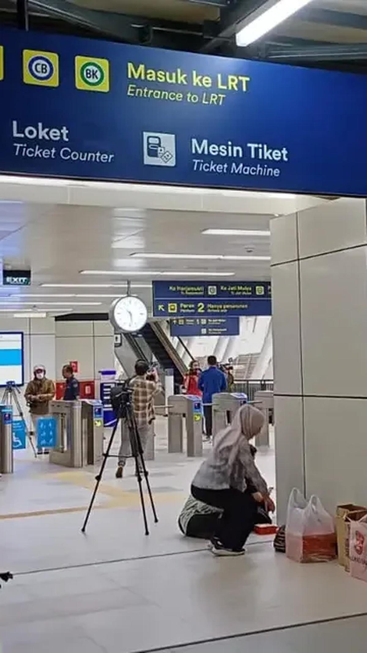 Sebelum naik rangkaian LRT, penumpang harus masuk ke area peron. Kemudian menuju ke lantai atas dan lebih dulu tap in. Pengunjung harus naik lagi satu lantai. Sampailah area lintasan LRT.