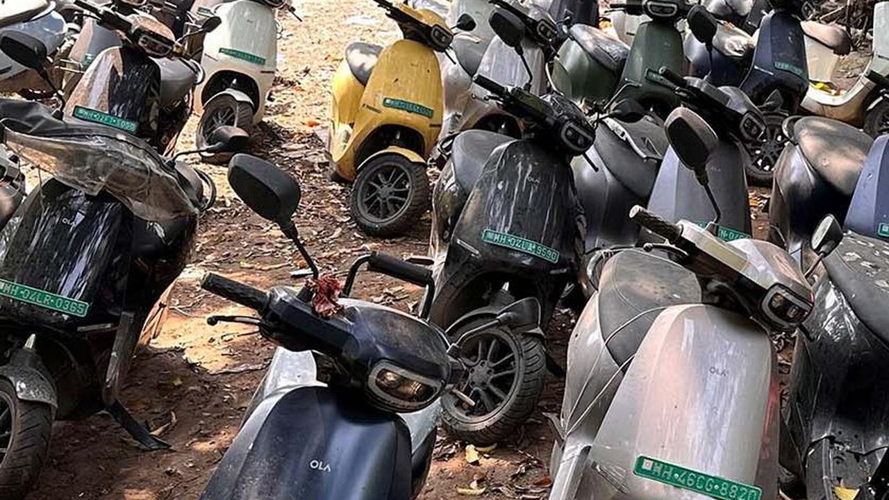 Sejumlah motor listrik Ola Electric terparkir di lapangan berlumpur dekat bengkel resmi di Thane, Mumbai, pada 25 Oktober 2023.