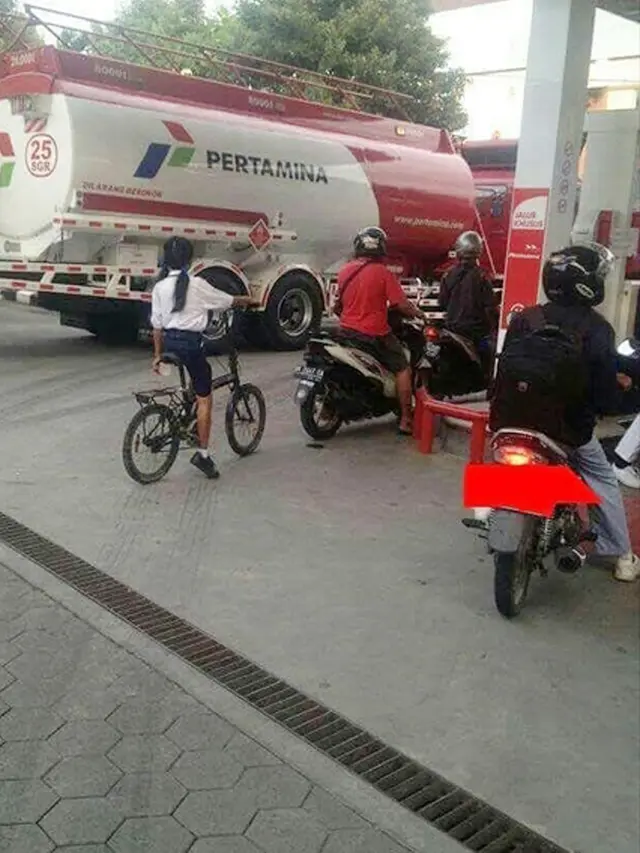 Hanya di Indonesia, 9 Tingkah Konyol Saat Isi Bensin di SPBU Bikin Gagal Paham