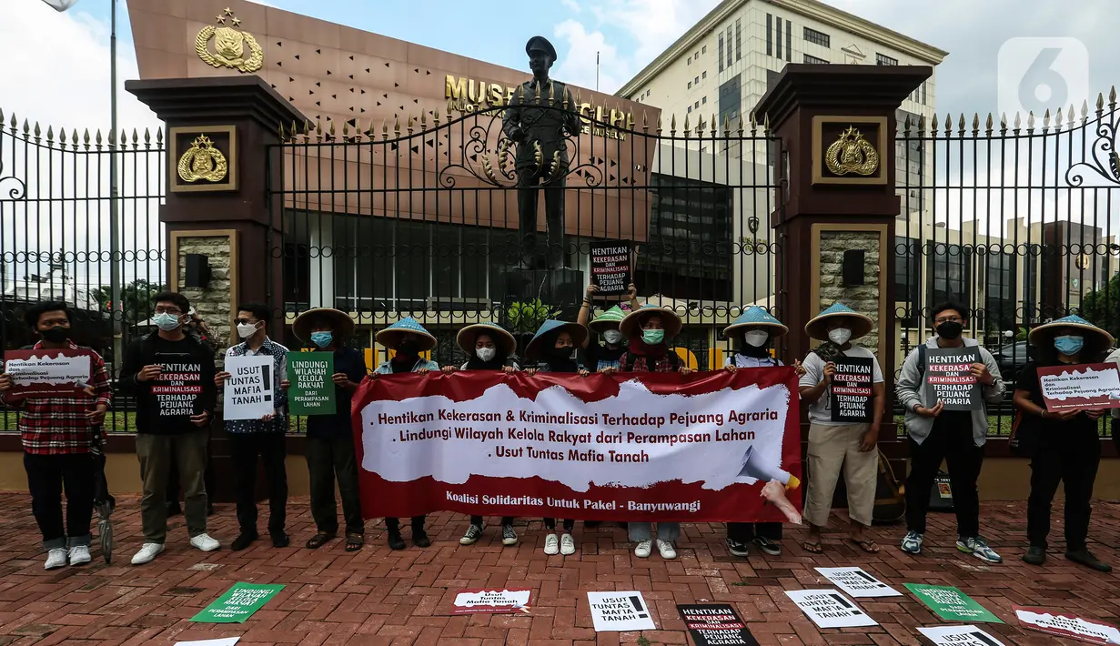 Organisasi WALHI bersama masyarakat Rukun Tani Sumberejo Pakel melakukan aksi di depan Mabes Polri, Jakarta, Jumat (21/1/2022). Mereka menuntut kekerasan yang dilakukan oknum aparat kepolisian terhadap Warga Rukun Tani Sumberejo Pakel, Desa Pakel, Banyuwangi, Jawa Timur. (Liputan6.com/Johan Tallo)