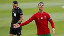 Pemain Portugal Cristiano Ronaldo memberi isyarat saat melawan Israel pada pertandingan persahabatan internasional di Stadion Alvalade, Lisbon, Portugal, Rabu (9/6/2021). Portugal menang 4-0. (AP Photo/Armando Franca)