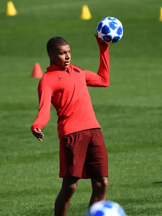 Pemain Paris Saint-Germain (PSG), Kylian Mbappe saat sesi latihan di Paris Barat, Prancis, Senin (17/9). PSG akan menghadapi Liverpool di Liga Champions pada 19 September 2018. (ANNE-CHRISTINE POUJOULAT/AFP)