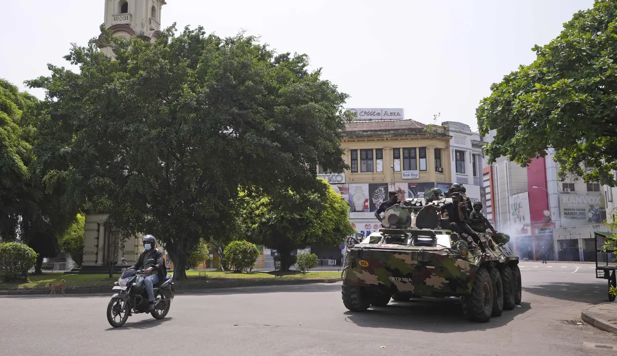 <p>Tentara Sri Lanka berpatroli selama jam malam di Kolombo, Rabu, 11 Mei 2022. Kementerian pertahanan Sri Lanka pada Selasa memerintahkan pasukan keamanan untuk menembak siapa pun yang menyebabkan korban jiwa atau properti publik untuk mencegah pembakaran yang meluas dan kekerasan massa yang menargetkan pendukung pemerintah. (AP Photo/Eranga Jayawardena)</p>