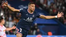 Kylian Mbappe telah memiliki karir luar biasa di umurnya yang masih menginjak 22 tahun. Ia menjadi salah satu pemain paling produktif di planet ini dengan koleksi 42 gol dan 11 assist dari 42 laga bersama PSG pada musim lalu. Ia diprediksi menjadi pemain favorit peraih Ballon d'Or. (AFP/Franck Fife)