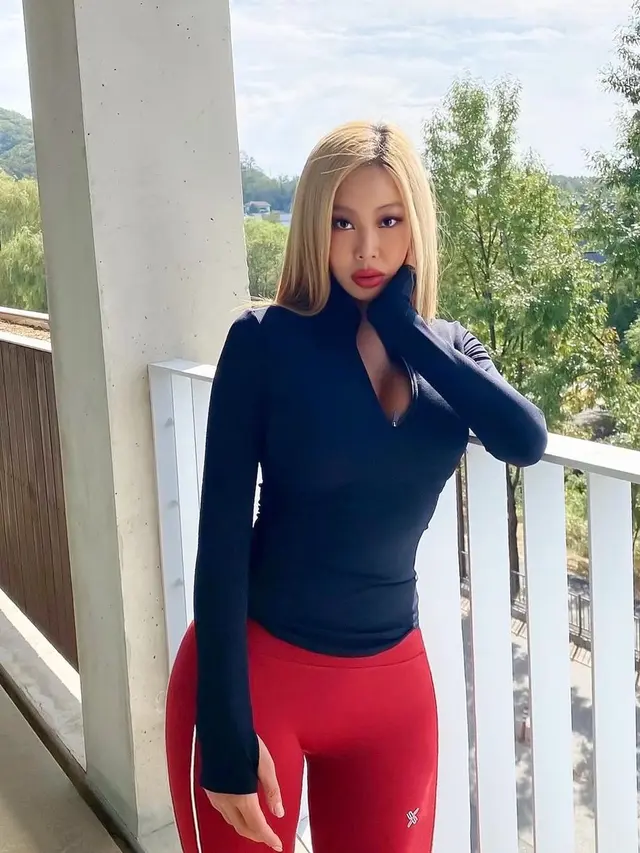 Jennie BLACKPINK Kenakan Tweed Coat dan Dress Chanel Seharga Ratusan Juta untuk Cover Majalah