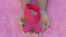 Pita berwarna pink sebagai simbol kanker payudara. (unsplash.com/@ang10ze)