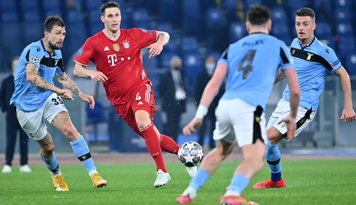 Bek Bayern Munchen, Niklas Suele bersaing dengan pemain Lazio Francesco Acerbi, Patric dan Sergej Milinkovic-Savic dalam pertandingan leg pertama babak 16 besar Liga Champions, di Stadion Olimpico, Roma, Rabu (24/2) dini hari WIB. Bayern meraih kemenangan 4-1 atas Lazio. (Alberto PIZZOLI / AFP)