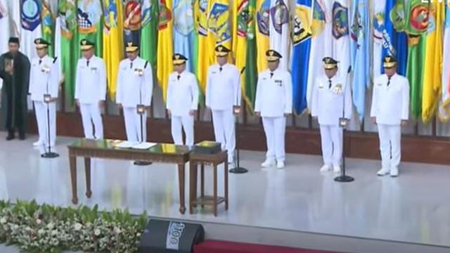 Menteri Dalam Negeri (Mendagri) Tito Karnavian resmi melantik Bey Machmudin sebagai Penjabat Gubernur Jawa Barat.