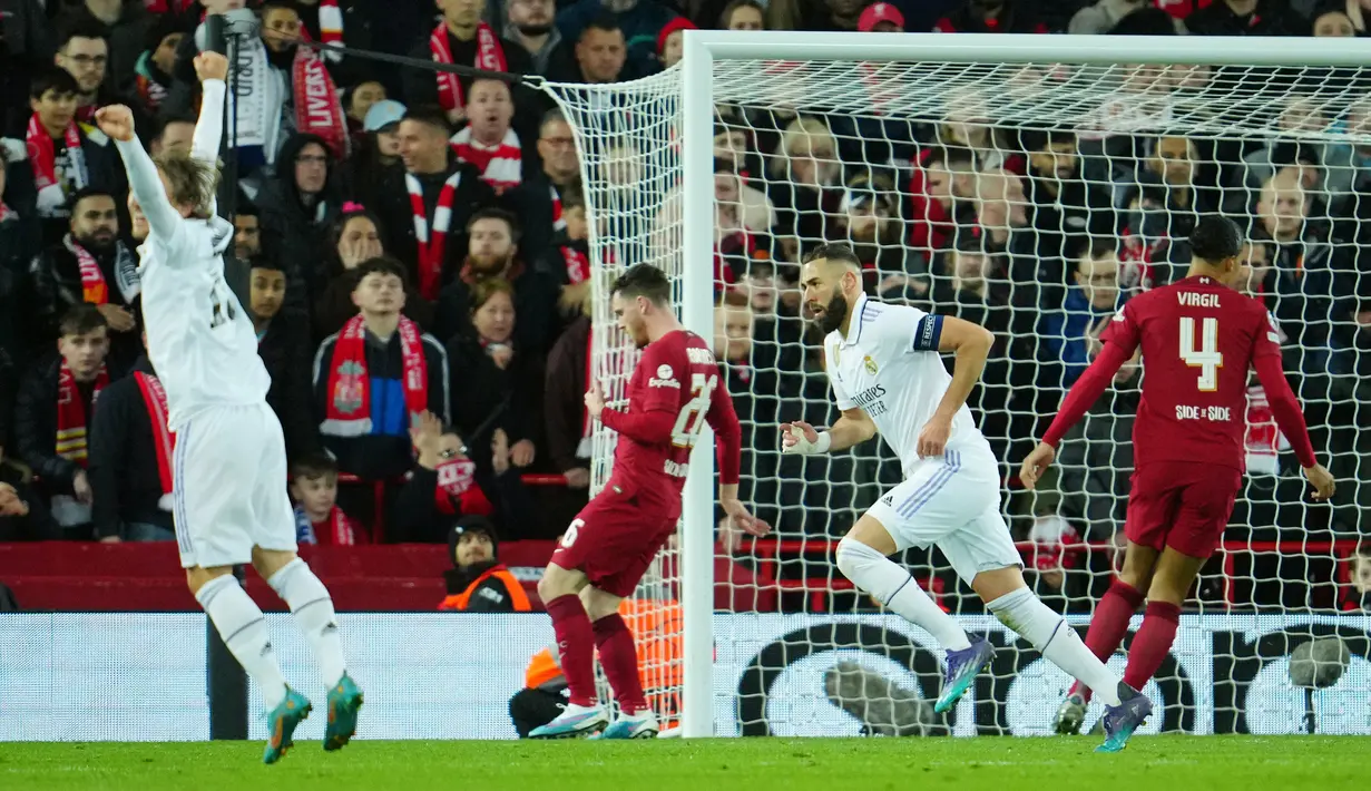 Pemain Real Madrid Karim Benzema (kedua kanan) melakukan selebrasi usai mencetak gol ke gawang Liverpool pada pertandingan sepak bola leg pertama babak 16 besar Liga Champions di Stadion Anfield, Liverpool, Inggris, 21 Februari 2023. Real Madrid mengalahkan Liverpool dengan skor 5-2. (AP Photo/Jon Super)