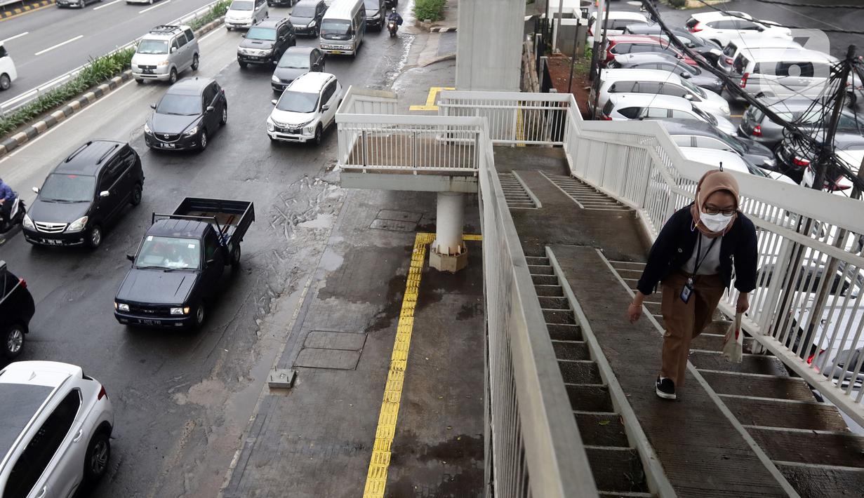 Kendaraan bermotor melintas di Jalan MT Haryono, Jakarta, Rabu (27/10/2021). Pemprov DKI Jakarta berencana menerapkan sanksi tilang bagi kendaraan bermotor yang tidak lulus uji emisi mulai 13 November 2021. (Liputan6.com/Helmi Fithriansyah)
