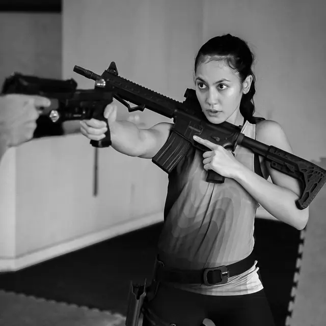 6 Gaya Pevita Pearce Latihan Menembak Ini Bak Angelina Jolie