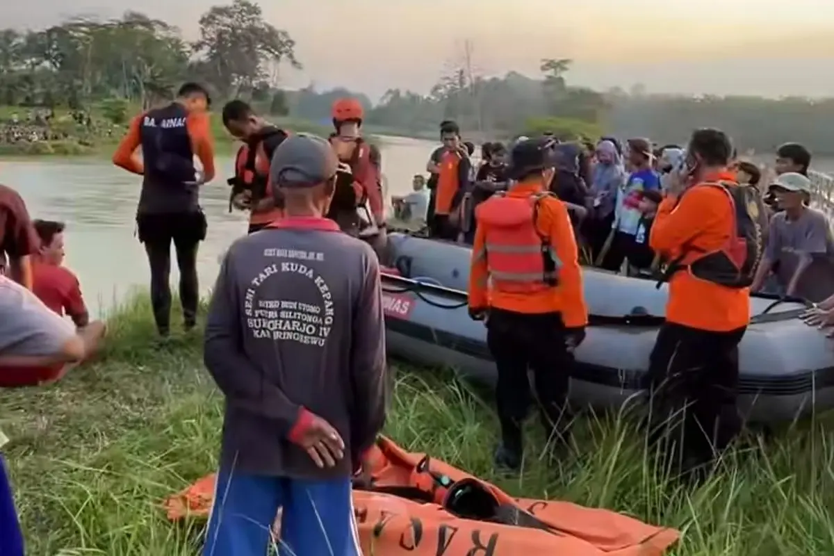 Proses pencarian dua pelajar di Pringsewu, Lampung hilang terseret arus sungai.