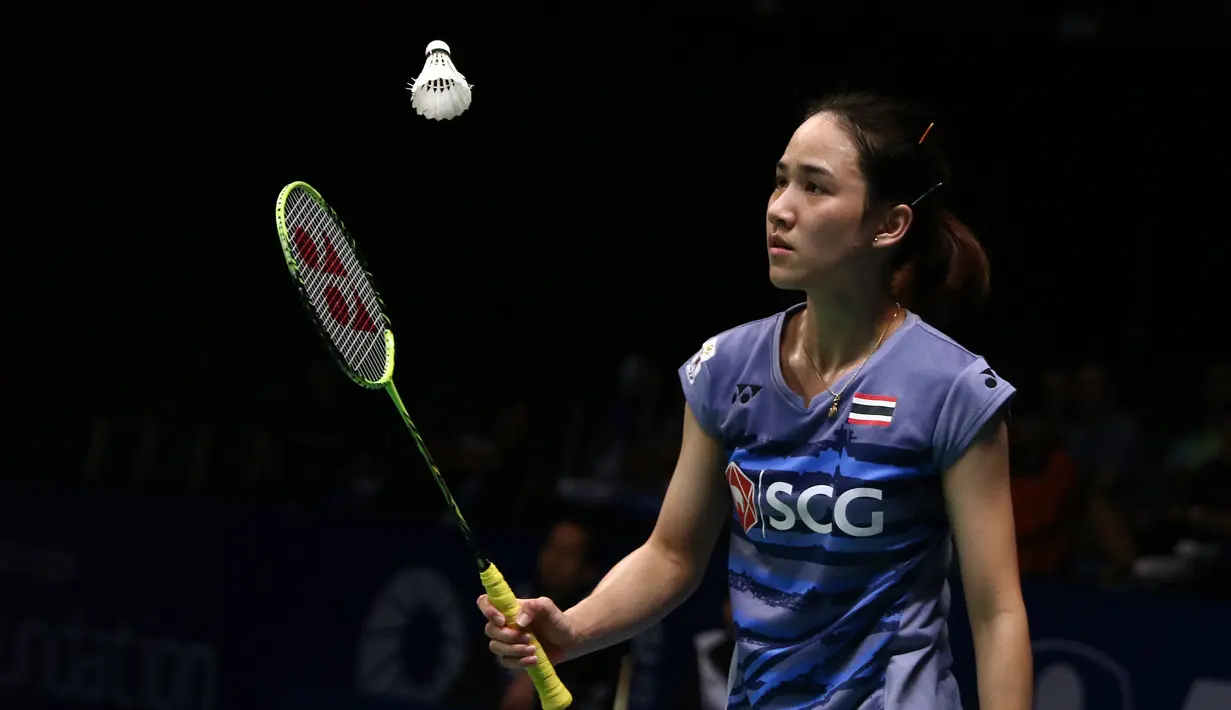 Pebulu tangkis Thailand, Nitchaon Jindapol saat melawan pemain Jepang Sayaka Sato di Semifinal Indonesia Open 2017 di Jakarta, Sabtu (17/6). Jindapol kalah 21-13, 18-21, 14-21. (Liputan6.com/Helmi Fithriansyah)
