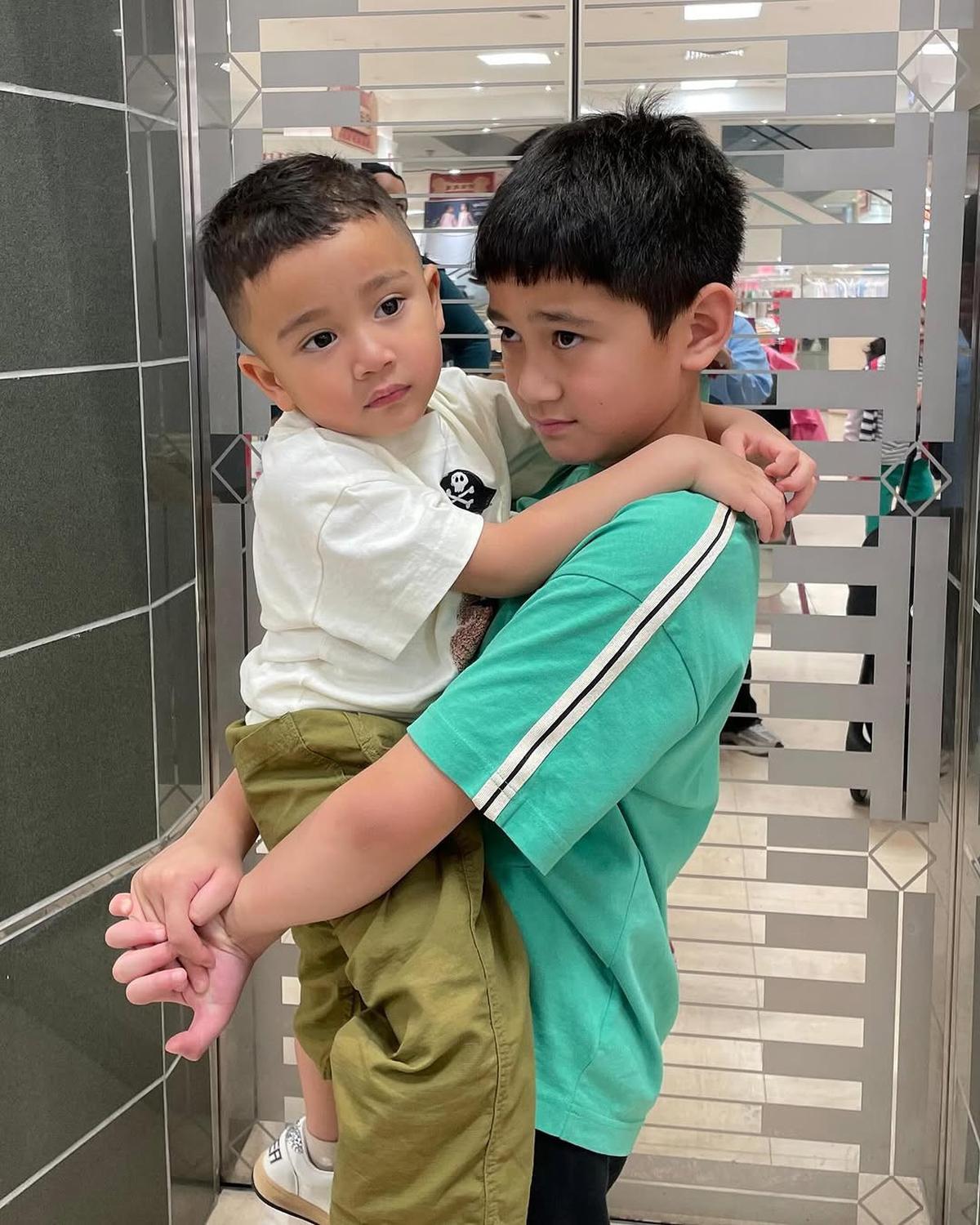 Potret Kebersamaan Rafathar dan Rayyanza Kalau Lagi Akur yang Menggemaskan