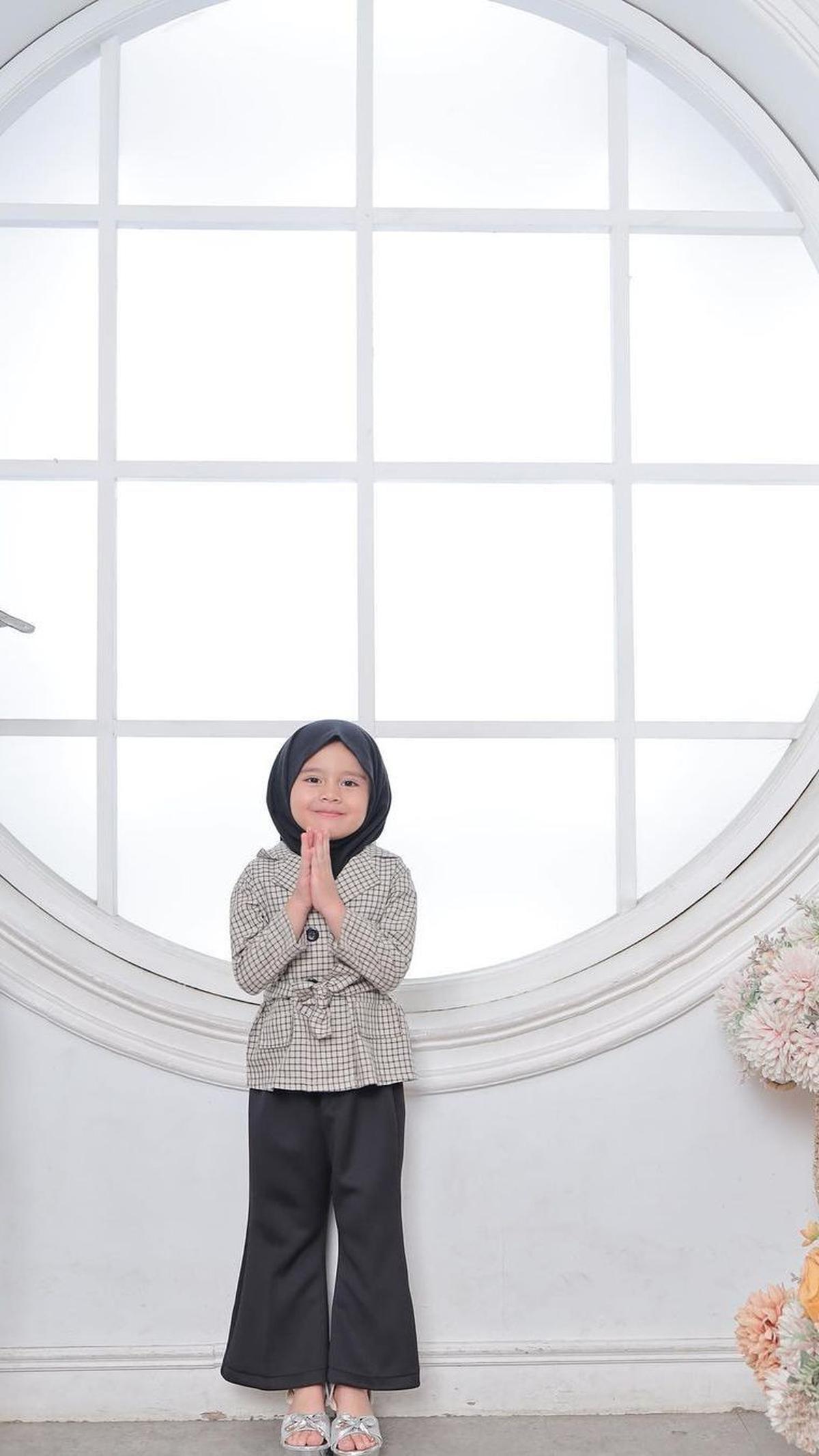 Niloufer Bahalwan juga melakukan pemotretan dengan memakai hijab. Ini potret gemasnya saat memakai hijab.