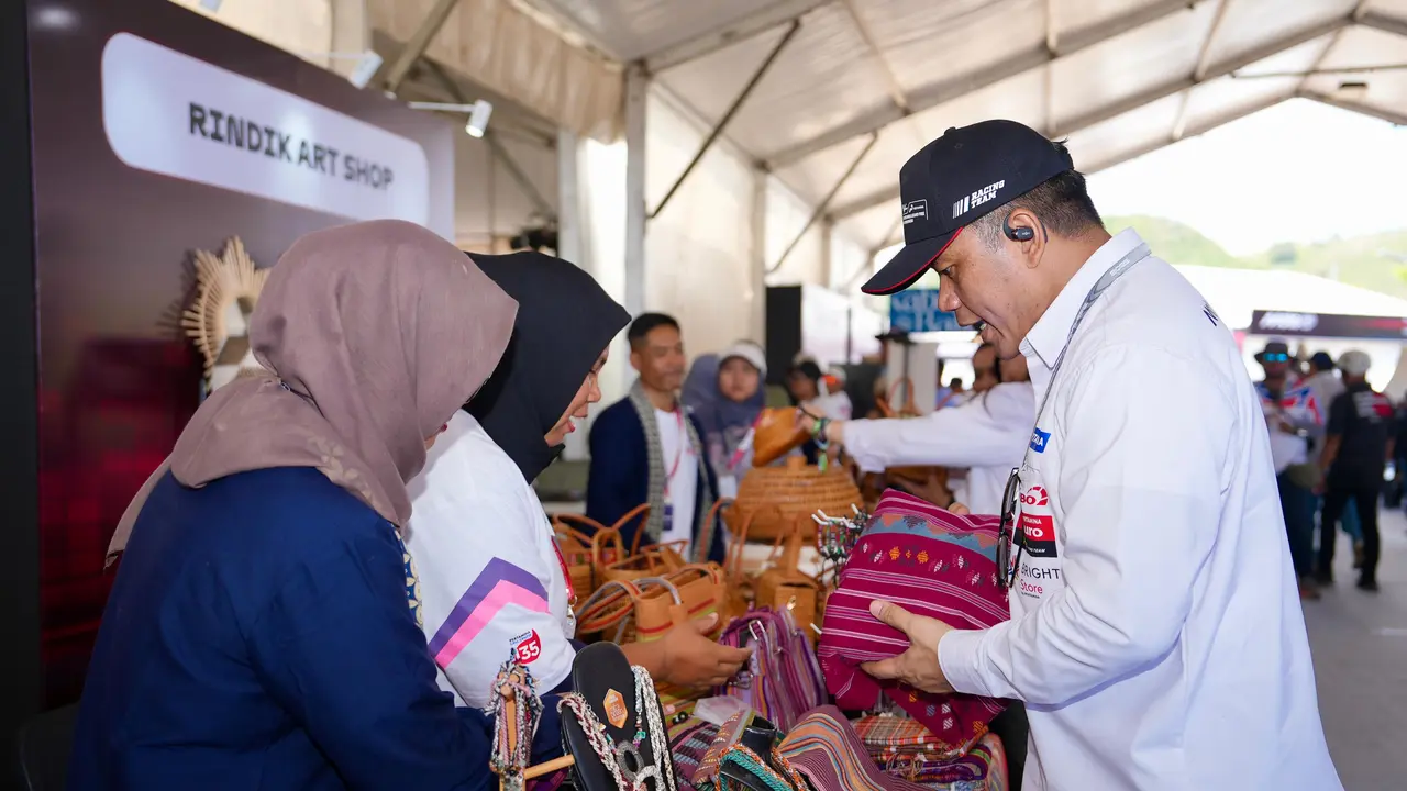 Direktur Utama Pertamina, Simon Aloysius Mantiri, berinteraksi dengan para pelaku usaha lokal di Sirkuit Mandalika.