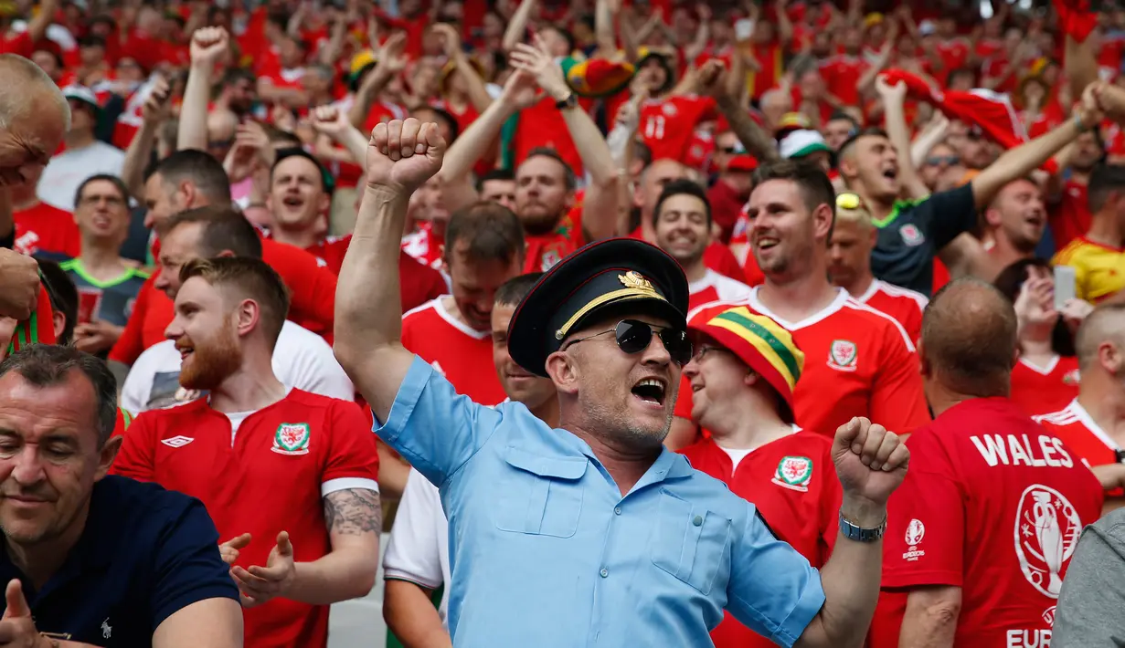 Seorang Suporter Wales menggenakan kostum petugas keamanan  sebelum menyaksikan pertandingan Inggris melawan Rusia di Stadion stade de Bordeaux, Prancis, (11/6). (REUTERS / Sergio Perez)