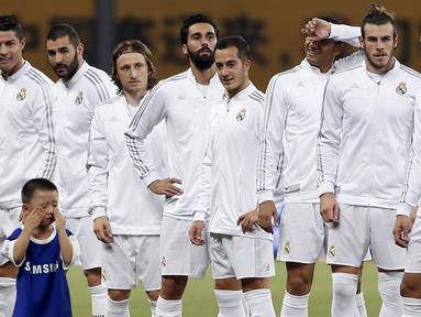 Seorang anak menangis di depan pemain Real Madrid jelang pertandingan International Champions Cup melawan AC Milan di Shanghai, Tiongkok. (30/7/2015). (Reuters/Aly Song)