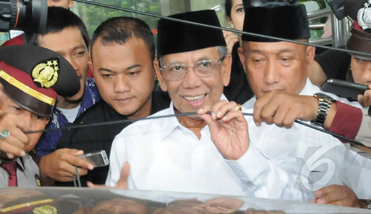 Kedatangan Hasyim Muzadi untuk membahas kisruh antara Polri dan KPK di Gedung KPK, , Jakarta, Senin (26/1/2015). (Liputan6.com/Herman Zakharia)