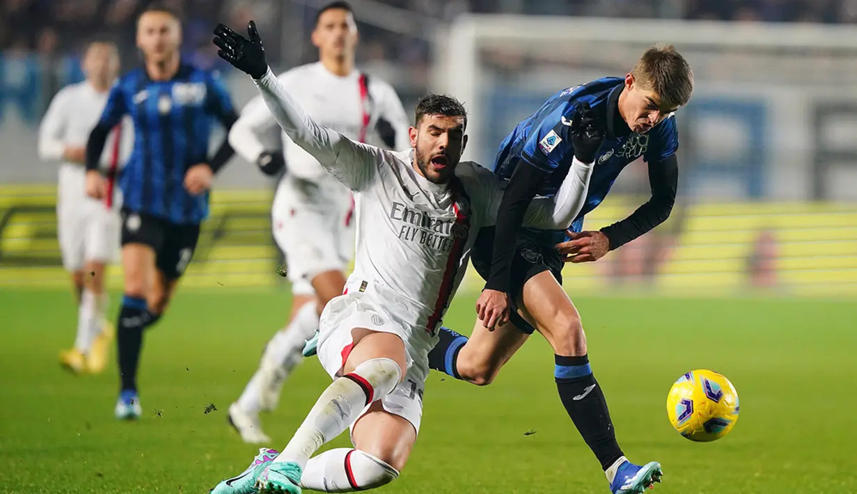 AC Milan dua kali tertinggal lewat gol-gol yang diciptakan Ademola Lookman. (Spada/LaPresse via AP)