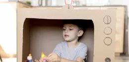 Berkreasi di rumah tidak harus selalu menggunakan bahan yang baru, bisa menggunakan kardus bekas  sebagai bahan utama. (Foto/dok: Freepik)