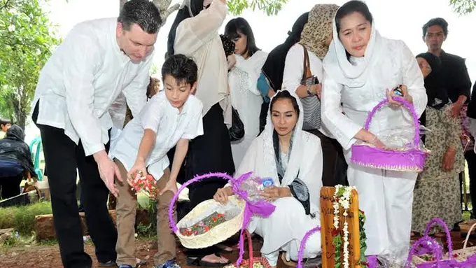 Suasana pemakaman ibu Maudy Koesnaedi