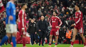 Pelatih Liverpool Arne Slot (tengah) berjalan setelah pertandingan sepak bola Liga Inggris antara Liverpool dan Sunderland di Liverpool, Kamis (4-12-2025) dini hari WIB. (Foto AP/Jon Super)