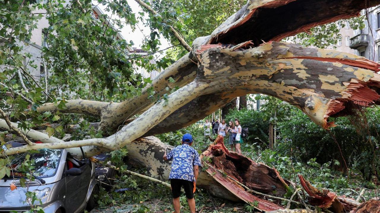 Di tengah gelombang suhu panas melanda Eropa, Kota Milan di Italia tengah menghadapi beberapa cuaca buruk yang mengerikan.

Badai hujan es, petir hingga terjangan angin kencang telah mengobrak-abrik Kota Milan.