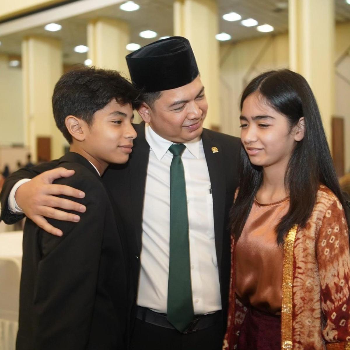 "Kalau saya syuting tau sendiri kan dari pagi sampai pagi, kalau di sini sering kali pulang sore atau bisa malam atau hanya waktu-waktu tertentu saja," jelasnya.&nbsp;