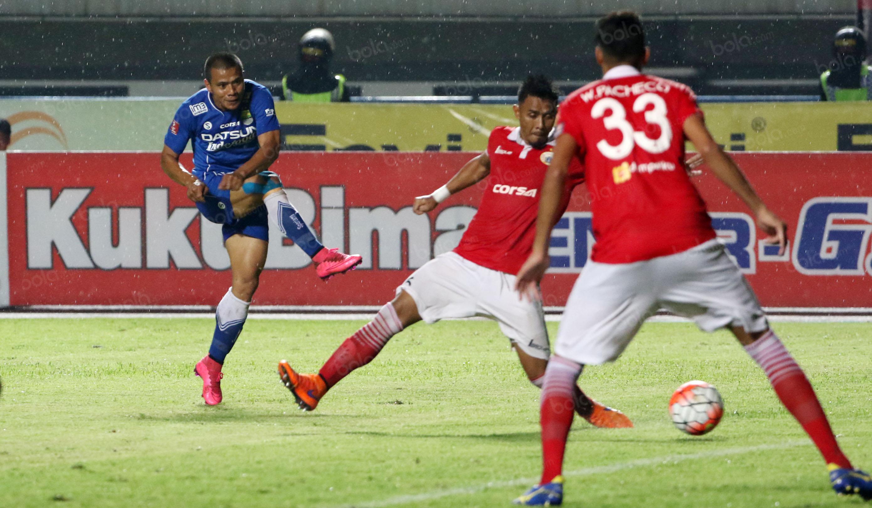 Pemain Persib Bandung, Tantan melakukan tembakan saat dihadang para pemain Persija pada laga Torabika SC 2016 di Stadion Gelora Bandung Lautan Api, Bandung, Sabtu (16/7/2016). (Bola.com/Nicklas Hanoatubun)