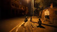 Seorang pria Muslim berdoa di jalan di luar Masjid Jama pada hari pertama Ramadan selama penguncian nasional untuk mengendalikan penyebaran virus corona Covid-19, di New Delhi, India (25/4/2020). (AP Photo/Manish Swarup)