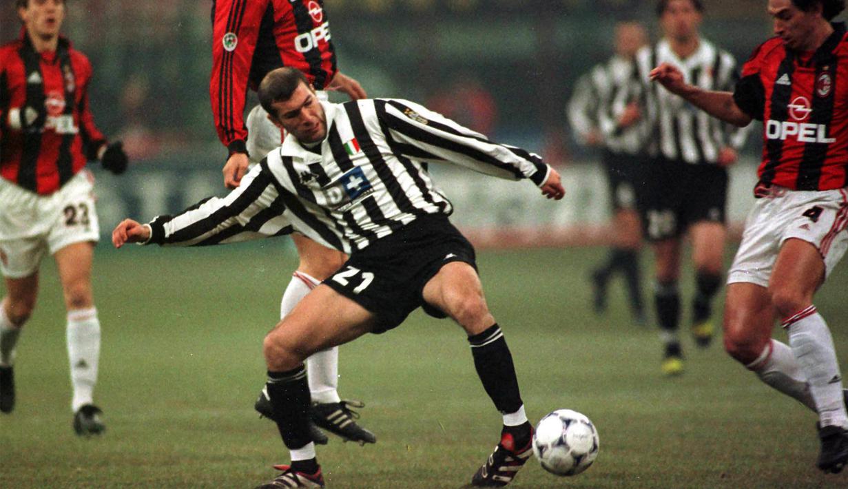 Gelandang Juventus, Zinedine Zidane, berupaya lepas dari kepungan pemain AC Milan pada laga Serie A di Stadion Giuseppe Meazza, Milan, Rabu (6/1/1999). (EPA/Ferraro)