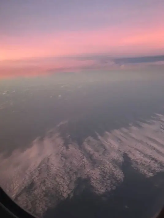 "Up in d sky ... memenuhi panggilan MU." tulisnya dalam foto yang diambil dari dalam pesawat. (Instagram/meisya__siregar)